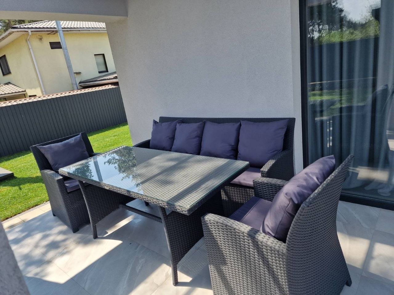 Ротанговый комплект садовой мебели со стеклянным столом и креслами